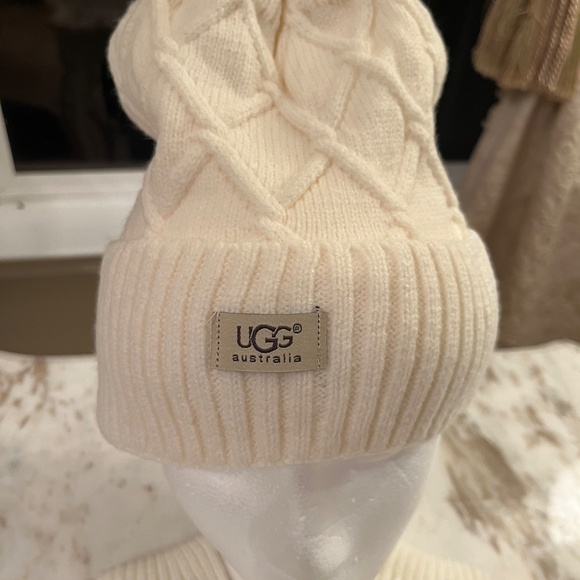 UGG CREAM BEANIE GLOVE SET NWT - Picture 4 of 12
